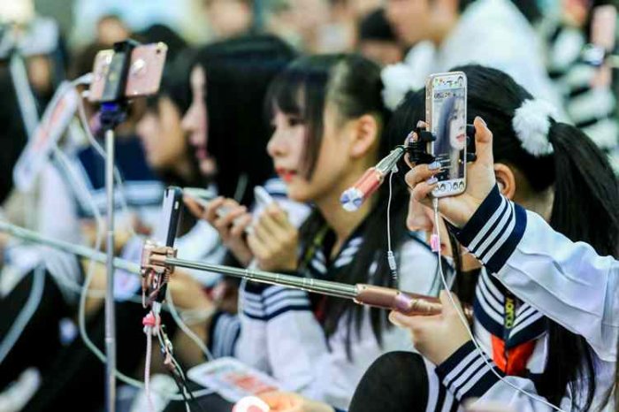 直播,視頻,網(wǎng)紅 (圖片來源圖蟲:已授站長(zhǎng)之家使用) 直播,視頻,網(wǎng)紅