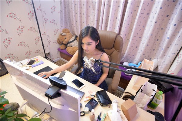 美女,主播,陪玩,直播 (圖片來源圖蟲:已授站長之家使用) 美女,主播,陪玩,直播