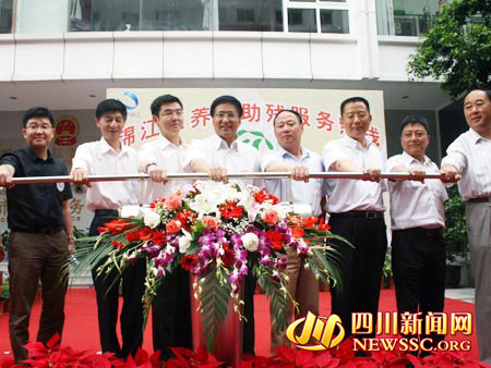 '></center><br />
<center>圖：四川省首條養老助殘服務熱線在成都開通</center><br />
　　據介紹，96519養老助殘服務熱線服務對象主要是居住在錦江區范圍的所有老人和殘疾人，預計可惠及9萬老人和2.8萬名殘疾人。成都市錦江區老齡辦主任易光西介紹說，熱線服務時間為每天早上8點到晚上10點半，期間老人或殘疾人只要撥打96519預約家政、訂餐、生活護理、代買代購、物業維修、心理咨詢、法律援助等服務，服務熱線都會即時安排服務機構上門為老人提供優惠優質的服務，“如果超出了這個時段也不要緊，老人們可以在網上把自己的要求留個言，服務熱線看到后同樣會在第二天一早就安排服務機構上門服務的。”<br />
　　記者獲悉，由成都市錦江區投入300余萬元建成的96519養老助殘服務熱線是目前四川省內首條養老助殘服務熱線，其功能在全國處于領先水平。該養老助殘服務熱線主要由一個門戶網站、一個管理系統和一個呼叫中心構成，能通過快捷的通訊手段為老年人與殘疾人提供高效便捷和現代化的服務。<br />
　　易光西表示，養老助殘服務熱線前期已在16個街道辦事處進行了服務熱線運行前的系統測試，并在書院、合江亭、水井坊、蓮新、沙河、成龍、三圣等8個街道辦事處嘗試了服務熱線試運行，“通過試運行摸索總結經驗，其他街道辦事處也將陸續開通運行養老助殘服務熱線。”<p align=