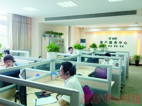 '></center></center><br />
　　就像中國移動有10086一樣，綠城物業也有一個全國服務電話400-111-3900，只要是綠城的業主，24小時都可以撥打這個服務電話。<br />
　　綠城全國呼叫中心去年6月30日成立的，服務熱線覆蓋全國240余個已交付的樓盤，開通一年來，處理業主服務需求5萬余條。<br />
　　<b>業主吃不吃早餐的習慣 都被記錄了</b><br />
　　昨天，在翡翠城小區會所二樓，記者實地走訪了綠城的呼叫中心，一個普通的辦公大廳，呼叫中心“格子間”里共有13個席位，每個“話務員”都佩戴著話機，每個人桌前都有兩臺電腦。<br />
　　為什么一個人要用兩臺電腦？<br />
　　浙江綠城物業管理有限公司副總經理吳志華解釋說，一臺是針對業主來電查詢資料用的，一臺是呼叫中心的智能化系統，叫做綠城企業信息化平臺，放置兩臺電腦是為了避免頁面切換，可以更快速地處理業主的需求。<br />
　　記者隨意瀏覽了呼叫中心平臺上的幾個頁面，所有來電業主的信息在平臺上都有顯示。<br />
　　<b>系統記錄非常細致，很人性化</b><br />
　　業主叫什么名字、聯系方式、家里有幾口人、居住在什么城市什么小區；<br />
　　業主家里有幾輛車、登記的車牌號碼和車位；<br />
　　業主有沒有慢性疾病，愛吃啥，不愛吃啥，有沒有吃早餐的習慣；<br />
　　業主平時喜歡干啥，有沒什么興趣愛好<br />
　　……<br />
　　在平臺上，還有每日電話量統計，以便計算出什么時候需要更多話務員來為業主服務。<br />
　　吳經理說，400開通的同時，也跟上了后續服務，做好服務的前提是，軟件、硬件都要好。<br />
　　<b>準干部們當接線員</b><br />
　　接線員楊芝鳳說，她原來是青島理想之城的一名經理助理，也是綠城物業服務中心的儲備干部，女兒13歲了，讀初一，她離開青島來到杭州做接線員。<br />
　　我找她聊了聊做接線員的體會，她說<br />
　　接觸這個工作最大的感受是，繁瑣，繁瑣，還是繁瑣。每天都在處理大大小小的瑣碎事。<br />
　　但是，在一線接觸業主，才知道業主需要什么，有時候業主遇到事情很無助，就抱著試試看的心態來找到我們，我們借助這個平臺，幫他們解決了問題，他們就會慢慢來信任我們，信任和口碑都是慢慢建立起來的，信任是相互的。<br />
　　比如有一次，一位業主說家里紗窗掉了，按照原來物業回復，肯定是：抱歉，這件事情不在我們工作范圍內。但是現在我們不會這么做，而是會說：您的問題我們已經記錄下來了，會盡快聯系廠家進行修理。并且，會馬上落實處理。<br />
　　其實，這只是舉手之勞，業主需求很簡單盡快幫他們解決眼前的問題。<br />
　　不管屬于不屬于我們工作范圍內的事情，都要盡心、盡力去做，還要做好。<br />
　　這里的每一位接線員，都是來自全國各地綠城物業服務中心的儲備干部，在晉升“經理”“主管”之前都要來呼叫中心負責接線，“最直接的和業主接觸，可以讓這些儲備干部了解業主最基本的需求。”吳經理說。<br />
　　<b>著火了 水管爆了 15分鐘內處理</b><br />
　　上個月20日傍晚，住木蘭苑的胡女士因通訊原因無法聯系到在家里的孩子。她打電話給呼叫中心，希望物業上門轉達自己有事要晚點回家，呼叫中心立即聯系物業服務中心，幫胡女士把話轉達給了家人。<br />
　　全國綠城物業服務中心都有一名緊急聯系人的電話，登記在呼叫中心，吳經理介紹，“這位聯系人必須24小時開機，在我們工作人員沒有辦法和小區物業聯系上的情況下，就找這位緊急聯系人。”<br />
　　對業主來電進行記錄后，呼叫中心會直接聯系業主所在小區的物業服務中心，物業服務中心在對事情進行處理后再反饋給呼叫中心，呼叫中心對客戶進行回訪，如不滿意將繼續退回物業服務中心進行處理，直到業主滿意為止。<br />
　　在綠城企業信息化平臺上，業主來電處理到哪一步在上面都有記錄。“如遇上緊急的事情，比如家里著火了或者水管爆裂等影響生活的突發情況，我們要求必須在15分鐘內解決。”吳經理說，有關保修類的來電，必須在一天內進行回復，投訴或者建議也要在三天之內進行回復。不會出現踢皮球的情況。<br />
　　<b>業主說：物業考慮很周到</b><br />
　　“物業考慮真的很周到。”翡翠城綠蘿苑3幢8樓的蔣連年阿姨開口就說。<br />
　　上個月，梅雨期間，接連下了好幾場暴雨，蔣阿姨家的儲藏室有水倒灌進來了。“事情發生的時候已經是晚上六七點了，我就給400打了一個電話。”蔣阿姨回憶，“我和物業說了情況，然后就在家里等。”<br />
　　電話才掛沒多久，物業工程部人員就到了。“我知道我們小區物業辦事效率高，但也沒想到那么高。他們先把水掃干凈，再用除濕器幫儲藏室排濕。”蔣阿姨說，物業走了后，她原本還在擔心墻內滲漏該怎么處理，結果第二天物業又來了，“他們幫我把墻打了洞，把水泥澆灌進去，補住了漏水的地方。”<br />
　　半個月后，蔣阿姨跟物業提起還放在自己家里的那臺除濕器，“阿姨不用急，這段時間雨水多，您先用著。這個除濕器用電量大，這個月的電費給您免除了。”物業答復。<br />
　　“免除電費是我無論如何也沒想到的，只能說他們做的已超出物業的職責了，我們想到的他們都做了，沒想到的他們能想在我們前面。”蔣阿姨說，“他們做得很全面，很周到。作為業主，我很滿意。”<p align=