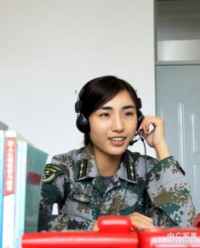 '></center><br />
　　“戰友，您好！歡迎致電‘軍營580’心理咨詢熱線，我們將第一時間為您送上最貼心的服務，幫助您盡快解決心理困惑……”7月15日，成都軍區駐滇某通信團戰士和玉婷撥通團隊新開通的“軍營580”心理咨詢熱線電話，話筒里傳來一段溫馨的話語，伴隨著優美動聽的音樂，她原先的煩悶一掃而空。<br />
　　近年來，該團擔負的大項任務較多，遂行的多樣化軍事任務較重，部分官兵壓力較大，出現了一些心理問題。“過硬的心理素質是成長進步的必要基礎，是部隊戰斗力的重要因素。”該團政治處主任楊國軍介紹說。為此，該團通過設立了“心理健康咨詢室”，開通“軍營580”心理咨詢熱線，開設網上心理咨詢專欄等方法，為官兵學習心理健康常識、增強心理調節能力創造有利條件，還專門抽調3名獲得了心理醫師資格證的干部輪流值班，第一時間幫助官兵解決心理問題。<br />
　　前不久，該團女干部楊群芳接到五連戰士葛瓊瓊的來電，原來小葛因意外受傷造成右手粉碎性骨折，身為連隊訓練標兵的她看著自己被一個個戰友超過，十分擔心自己拖累了連隊的整體訓練進度，可是她越想練，就越是力不從心。為了找準問題，楊群芳帶著她到醫院進行了系統檢查。得知小葛只是因為過于焦慮而造成心理障礙后，楊群芳悉心傳授她排解壓力的科學方法，并與連隊指導員一同為她量身制定適應性訓練計劃幫助她逐步樹立訓練信心，克服心理障礙。在她們的鼓勵下，葛瓊瓊不僅訓練進度跟上來了，還在團里組織的群眾性大比武活動，獲得女兵三公里武裝越野個人第一名的好成績。當小葛再一次站在領獎臺上時，她感慨地說：“多虧了‘軍營580’，是它幫我走出了陰影，重新找回了自信。”<br />
　　據統計，該團“軍營580”心理咨詢熱線開通以來已成功幫助50多名戰士解決了心理困惑，受到官兵們的一致好評。<p align=