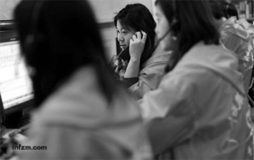 '></center></center><br />
　　<b>歸鄉人的“樹洞”</b><br />
　　恍惚間接線員們會覺得：手里的電話就像個“樹洞”，無數的人們撥通它，并將回鄉的憂愁隱秘相傳。<br />
　　黃元飛常常覺得，自己從電話聽筒里，能“聽見整個中國的嘆息聲”。<br />
　　這樣的嘆息聲，總是夾雜著火車的轟鳴聲、人群的熙攘聲、冬日寒風的呼嘯聲乃至孩子的哭鬧聲蜂擁而至，一股腦灌進她的耳朵里。接聽電話久了，每次她把臉貼近話筒，都像被電擊一樣生疼。恍惚間，黃元飛只聽得清人們反復念叨的兩個詞：車票。回家。<br />
　　32歲的黃元飛是廣州鐵路集團客戶服務中心的一名接線員。相較于成立近20年的廣鐵集團，這個剛創建兩年的部門還顯得局促、狹小。但在僅有40名正式員工與51名志愿者的客服中心，你能聽見人們對這個擁有京廣京九兩條交通大動脈、承擔全國鐵路旅客發送總量八分之一的鐵路系統的所有疑問、抱怨以及期望。<br />
　　2012年1月15日清晨8時，剛上班的黃元飛打開系統，接聽了第一個電話。“你們是不是在搞鬼！”話筒里傳來一個低沉的、壓抑著憤怒的男聲：“我不懂什么網絡訂票，就是個窮賣力氣的，以前還可以拼拼體力，現在我還能拼些什么？”<br />
　　這一天，廣鐵集團通報稱，除夕前廣東出省火車票已基本售空。這個男子如同數以千萬的農民工一樣，清晨4點趕到火車站，背著4歲的兒子排隊，想買一張到四川達州的火車票。廣播里的消息敲碎了父子的希望，電話里他嘶啞地問：“國家是不是不管我們了？”<br />
　　黃元飛只能對他說一聲抱歉。這一聲抱歉她不知重復了多少次。據廣東省有關部門通報，今年廣東省外來務工人員達2667萬人，預計春運出省外來務工旅客達1600萬人，而廣鐵集團出省的有效運輸能力約800萬人。這意味著廣鐵集團傾盡全力，也只能滿足50%左右外來務工旅客的出行。<br />
　　更多難踏歸途的人則急欲求解或宣泄，這讓黃元飛所在的客服中心成了中國承載最多壓力也最為忙碌的熱線之一。據廣鐵集團統計，2012年1月1日0時至1月10日17時，客服中心每日會接到約2.4萬件人工咨詢投訴，每日實際受理為五千余件，平均接通率為22%。<br />
　　電話24小時響個不停。黃元飛和她的同事們已學會從每一個來電者的語氣聲調，迅速判斷對方的“心情指數”及“攻擊指數”，并能平靜面對每一個問題。疑問，投訴，甚至是咆哮。<br />
　　“我開的淘寶店整天搞秒殺搶購，那么多人點擊都沒事。怎么你們的網站那么快就癱瘓？”<br />
　　偶爾，黃元飛還會接到在車站苦苦排隊者的電話。“我排了十個小時了，不知道能干些什么，你能和我聊聊天嗎？”<br />
　　曾在家鄉電視臺實習的黃元飛，最喜歡的電影是《花樣年華》，里面梁朝偉有一句臺詞：“以前的人，心中如果有什么不可告人的秘密，他們都會跑到山上，找一棵樹，挖一個洞，然后把秘密全說進去。”黃元飛每天都會接兩百多個電話，有時太累，恍惚間她會覺得：手里的電話就像個“樹洞”，無數的人們撥通它，并將回鄉的憂愁隱秘相傳。<br />
　　<b>聆聽沉默之聲</b><br />
　　“我聽見那邊很長一聲嘆息，隨后沒了聲響，就像燈滅了一樣。”<br />
　　接聽數千個電話后，接線員們還學會了從來電者的口音、語調，第一時間判斷對方的身份、階層，并采取不同的回答方式。<br />
　　普通話標準、語氣平和、問題清晰的，多是學生、白領、知識分子，回答要簡短、直接，省略一些技術常識。他們有時還會問一些“特別的問題”，比如有一個公司白領，訂了票，但公司有事沒能取，他會專門來電詢問：這是否會留下“不誠信記錄”？<br />
　　帶著方言口音、聲音急促、問題含混模糊的，則可能是農民工兄弟，就需要盡可能耐心、詳實，具體到“如何登陸購票網站”、“如何注冊郵箱”、“如何使用電話訂票系統”等問題。今年春運期間，每位接線員的平均接線時間增長了一倍，由4分9秒增至8分29秒。<br />
　　回答的問題越多，黃元飛越感到心疼。她出生在“鐵路王國”，父母都是鐵路職工，自上世紀90年代起，火車的顏色從綠色而斑斕，設計時速也由每小時五六十公里飆升至每小時四百公里，這群外來務工者歸鄉的艱難卻年復一年，不曾改變。<br />
　　1月5日，重慶籍民工黃慶紅致信鐵道部，稱其4次到火車站排隊買票未果，對民工而言，網絡購票比通宵排隊購票更加困難，激發了人們對農民工購票難的同情。<br />
　　他們似乎極少分享到技術飛躍所帶來的便利，如同成群結隊的大馬哈魚，每一年被湍急的經濟浪潮裹挾而至繁華的南海，卻發覺要歷經千般坎坷，才能涉途數千里，溯河而上，返歸故鄉。<br />
　　黃元飛曾接到一個年輕人的電話，她能聽得見話筒里傳來隱約的抽泣聲。這個二十多歲的小伙子排了幾天隊，買不上票，一咬牙走進網吧，準備買一張到貴州凱里的火車票。他誤登陸了一家詐騙網站，用自動提款機給對方匯去了一千多塊，卻遲遲得不到回音。<br />
　　“姐姐，你說我該怎么辦？”小伙子詢問她能否要回那些錢，那是他僅存的積蓄。黃元飛遲疑著，給了他否定的答案。<br />
　　電話那頭，是令人窒息的十幾秒的沉默。<br />
　　還有一天午后，一個中年男子打來電話，語氣焦灼：“我給你一個身份證號碼，能不能查查是在哪個火車上？”這是位在工廠打工的父親，他的女兒在一次爭吵后，離家出走。他報了警，但沒用。絕望的父親撥打了客服中心的電話。他以為實行火車票實名制后，能幸運地查到女兒的哪怕一丁點消息。<br />
　　來自廣州鐵路職業技術學院的志愿者湯思云，曾接到這樣一個電話：一對中年夫妻同在廣州打工，父親病重，兩人用妻子的身份證買了一張火車票，妻子卻因工廠加班，不能回去。<br />
　　“能不能把票轉給丈夫？我爸快不行了，但我買不到其他票了……”這個剛上大二的志愿者一下子手足無措起來。她只能告訴對方，實名制火車票不允許轉讓。<br />
　　“我聽見那邊很長一聲嘆息，隨后沒了聲響，就像燈滅了一樣。”湯思云說。<br />
　　最讓黃元飛心里堵得慌的，是一天深夜接到的來電。話筒里傳來的不是詢問，也不是投訴，而是近乎宣泄的自白。這是一個在小廠打工的年輕人，工廠太小，沒法購買農民工團體票；而他沒有身份證，沒有暫住證，戶口本也遺留在家鄉。<br />
　　在這座大城市打工剛滿一年的他，幾乎沒有使用身份證的機會——從未與老板簽訂過合同，也從未辦過社保、醫保，也從未住過旅店、坐過飛機。<br />
　　“為什么回家這么難？”黃元飛聽著電話，沉默以對。年輕人急促而焦躁的喘氣聲，一次次地敲擊著話筒。<br />
　　<b>傾聽外界的聲音</b><br />
　　那一刻她覺得聲音是有溫度的，過去一個月來的種種疲憊委屈都被吹淡了。<br />
　　黃元飛及同事們所在的客服中心，是兩間不到50平方米的狹小房間，60個坐席被隔音板阻隔。春運期間，91個接線員分成兩班，24小時工作。封閉、擁擠、緊張，如同春運現場，是這里留給人的第一印象。<br />
　　客服中心成立前，鐵路行業普遍采用分散式的客服方式，站站有意見箱，車車有投訴線，混亂無序的服務讓人們長久認為這是個封閉的國度，任何疑問、控訴都會迅速湮滅在車輪的轟隆聲中。<br />
　　2010年10月，客服中心成立，最初以95105688為號碼。一年后，廣鐵集團將號碼變更為12306，并投資百萬將原有的240線升級到480線，形成客運、調度、票務、多元延伸服務為一體的信息共享平臺。<br />
　　客服中心的辦公地點，目前設在廣東鐵青國際旅行社。第一批26名接線員即是旅行社員工。2011年12月，廣鐵集團又從客運、貨運等工種中遴選了24名接線員。2012年1月春運中，廣州鐵路職業技術學院51名大學生，也作為志愿者前來“增援”。<br />
　　“就像是一條巨龍終于有了耳朵。”黃元飛這樣形容客服中心的作用。<br />
　　黃元飛與絕大多數同事一樣是鐵路子弟。她出生的地方是湖南懷化的城北區，大半的居民都隸屬鐵路系統。從小，黃元飛就知道，城北區與其他城區，總橫亙著一條隱形的界線：“城北人”從不說方言，只說普通話，擁有自己的醫院、法院、學校，甚至很少與城南的人來往。城北區就是一個獨立王國。<br />
　　黃元飛的父親是一名鐵路警察，母親則是一名列車員。長久以來，黃元飛一家人的全部世界，全部構建在鐵路之上。1998年從警官學校法律系畢業后，元飛聽從父親意見，當了兵，并最終以退伍軍人的身份分配進入鐵路系統。“因為這里穩定、沒有風浪。”<br />
　　黃元飛記得，母親在列車上清掃積雪摔斷了手腕，自己在湖南懷孕生產，在外執勤的父親都選擇固守崗位，在山野鄉間的小站執勤，幾個月后才回到家中。父親告訴她：“安心本分、不越雷池”是鐵路人最大的準則。<br />
　　然而，十多年來，先后做過線路工、列車員、接線員的黃元飛慢慢發覺：父親并不全對。這個王國早已風光不再，公路、航空不斷沖擊著鐵老大的地位；鐵路系統也正逐漸蛻變，變得愈發開放而多元，開始傾聽外界的聲音。<br />
　　黃元飛很喜歡現在的這份工作。1月15日晚，這一天接聽了二百多個電話的她，滿身疲憊地又一次拿起了話筒。這是一個關于網絡訂票的普通問題。末了，黃元飛卻意外地聽見了一個清脆的女聲：“您的回答真棒！祝您工作愉快！”<br />
　　這是黃元飛在春運以來，除了“謝謝”之外聽到的第一聲稱贊。那一刻她覺得聲音是有溫度的，過去一個月來的種種疲憊委屈都被吹淡了。<br />
　　黃元飛也很喜歡旁邊坐著的小姑娘湯思云所說的一句話。整天笑嘻嘻的湯思云因小兒麻痹癥致殘，放棄假期、堅持做志愿者的她，每天要花半小時才能走上五百米外的班車，打字時得用食指一個字一個字地敲，回答問題時也是一個字一個字地吐。別人問她，為什么這么辛苦？<br />
　　她回答：慢不要緊，只要讓人們都回家。<p align=