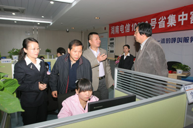 '></center><br />
　　深夜，嶄新、寧靜的新機房里，隨著長沙用戶的成功呼入，10000號座席代表們充滿激情的話務接續聲陸續響起，那微微上揚的嘴角傳遞出的是成功的喜悅，連續四個月的辛勤付出和艱苦努力終于在今夜收獲了成功! <br />
　　中國電信湖南公司副總經理劉少陽，中國通信服務湖南公司總經理肖亞凡現場指導割接工作。<p align=