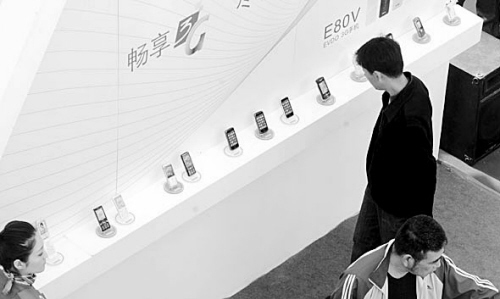 '></center><br />
　　<b>“緊急呼叫”竟是擺設(shè)？</b><br />
　　近期，有網(wǎng)友發(fā)帖稱，手機(jī)緊急呼叫撥通只有語音提示，沒有人工服務(wù)，起不到任何應(yīng)急救援的作用。<br />
　　市民劉先生也表示，下班回家突然發(fā)現(xiàn)自家地下室被撬，屋內(nèi)一片狼藉，劉先生當(dāng)即掏出手機(jī)報(bào)警，但由于地下室內(nèi)手機(jī)信號(hào)微弱，“110”始終撥不出去。劉先生說，他購買這款手機(jī)后，曾仔細(xì)瀏覽過手機(jī)說明書。上面寫著，在無信號(hào)或無SIM卡的緊急情況下，可撥打緊急求助電話號(hào)碼。于是，撥打了“110”。誰知手機(jī)進(jìn)入了接通狀態(tài)，卻傳來一段中英雙語提示：“你好，匪警請撥