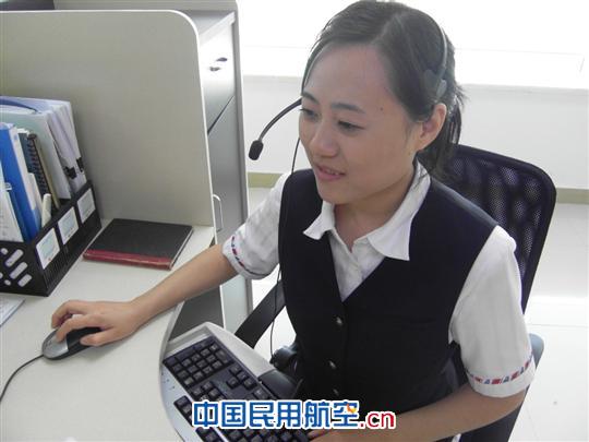 '></center><br />
　　去年7月，馬莉莉單月接聽最創(chuàng)下上海呼叫中心有史以來的新高，電話量6631個(gè)，接聽時(shí)長(zhǎng)164個(gè)小時(shí)。即使按她天天上班的時(shí)間來計(jì)算，每天通話時(shí)長(zhǎng)也為5個(gè)半小時(shí)。在去年12月和今年1月的春運(yùn)高峰期，她單月電話接聽量也超過了6000個(gè)，1月接聽時(shí)長(zhǎng)為172小時(shí)，銷售量近60萬，又再一次創(chuàng)下接聽時(shí)長(zhǎng)和銷售冠軍的記錄。適時(shí)春運(yùn)旺季，電話量明顯增多，有時(shí)還會(huì)遇到由天氣情況引發(fā)的航班不正常情況。今年春運(yùn)天降大雪的那天，航班大面積延誤，馬莉莉甚至帶病上崗，放棄自己休息時(shí)間，自愿加班，讓英語坐席一直保持電話通暢，讓外國(guó)旅客能順利出行，更好地樹立了南航服務(wù)品牌，為春運(yùn)安全生產(chǎn)提供保障。她這種任勞任怨、盡心盡責(zé)，這種犧牲小我奉獻(xiàn)大我的精神，感染著身邊許多同志，她以實(shí)際行動(dòng)發(fā)揮了一名優(yōu)秀黨員的先進(jìn)表率。<p align=