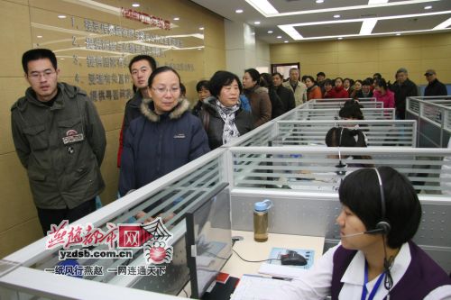'></center><br />
　　石市將選拔醫療、藥事、食品衛生、政策、司法等方面的優秀專家，進一步健全“12320”專家庫。定期組織專家和石家莊市“十大名醫”輪流在服務大廳“在線坐診”答疑，讓市民足不出戶就能得到專業健康指導。<br />
　　升級后，石市“12320”可具體為市民提供五大類服務：接受傳染病疫情與突發公共衛生事件報告；提供防病與保健知識咨詢服務；提供國家有關公共衛生法律、法規與政策的咨詢；受理有關醫療衛生問題的舉報投訴；提供尋醫問藥等服務。<br />
　　石市“12320”還將盡快建立“12320”短信平臺，開通短信群發功能，根據疫情及百姓的需求，及時發送健康資訊。并進一步完善網絡預約咨詢功能，讓群眾感到更加便捷。<br />
　　昨日，百名市民代表來到市疾控中心12320公共衛生公益電話大廳、傳染病疫情與突發公共衛生事件預警與指揮系統、衛生檢驗中心等機構進行了現場參觀體驗。<p align=