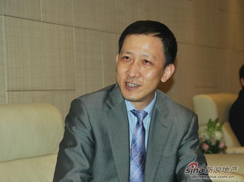'></center><br />
　　一個企業的生存和發展就取決于它是否有創新理念、創新的步伐和創新的執行。所以每一年新浪樂居都希望是創新，作為一家互聯網媒體，創新對我們來說尤其重要，所以每年都是以“創新”為主線索來開始第二年的戰略。今年的創新主要是在E=MC2理念上，我們認為明年創新將在E=MC2大理念下執行，E是有效、效果，M是平臺，C2是方法和資源的成績，我們將圍繞著營銷的效果，消費者、購房者、購房的效率這兩件事情來深入展開圍繞了“線上+線中+線下”的服務。例如，今年我們創新了呼叫中心，通過全國分布式的20個呼叫集群，為消費者提供線中服務。它既不是線下的看房團，也不是線上的論壇互動，而是通過線中式服務，這是新浪樂居第一家提出的。明年，這仍然是我們的創新之一，但會在深度上、廣度上多個擴展，所以，明年的創新既是新的營銷理念、用戶體驗的提升，而且還會是深度和廣度去延伸。<br />
　　<b>記者</b>：目前房地產互聯網平臺遇到最大的問題之一是競爭同質化。新浪樂居雖然率先完成了上市，但面對越來越激烈的市場競爭，新浪樂居如何突圍，又具備了哪些不可復制的優勢呢？ <br />
　　對我們來說，有幾個方面優勢。我們是第一家在美國上市的網絡公司，資本結構各方面是準備的最充分的。其次，公司文化氛圍非常好，既繼承了新浪規范的體系，包括優勢的資源和媒體影響力，同時每年都會有無數創新的業務、思維和策劃，在這些特征下，我們在文化方面就已是領先的。第二，在全國的布局和執行力非常強。08年初才有4個分支機構，到今天已有138個分支機構，遠遠超過競爭對手，且這些分支機構的業務增長速度也非常快。我相信，隨著布局的進一步加深，我們在業務創新方面，在行業深度方面，在規模效應方面，對消費者的用戶體驗方面都會在2011年有進一步的提升。<br />
　　<b>記者</b>：2010年創新峰會，是新浪和百度首次聯袂共同主辦。那么，百度和新浪目前是怎么樣的一種合作關系，這兩個目前中國最強勢的互聯網平臺的資源整合會帶來怎么樣的變革？<br />
　　互聯網有三種模式，第一種是門戶方式，新浪是華人世界最大的也是最典型的一家。第二種模式——搜索引擎模式，百度毫無疑問是現在最具影響力的搜索引擎。第三種就是平常所稱的sms，即社區、論壇等，新浪微博現在占據非常重要的位置，有非常廣闊的前途。對中房信來說，作為一個行業的垂直的領導者、領先者，我們起步的時候是和新浪整合在一起，依賴新浪這個平臺成功獲得業務的擴展，以及納斯達克上市。上市后，我們沒有停止腳步，伸出另一只手和百度合作，成立了百度樂居，在搜索引擎方面實現了垂直化的延伸。而樂居作為中間者和新浪合作、和百度合作、和微博合作等等，所以我們是開放平臺、思維，創新的理念。<br />
　　<b>記者</b>： 大家都評論說今年是個政策年，但重慶樓市的表現仍較為搶眼，您怎么看這個現象？您怎么預計2011年的重慶樓市的走勢？<br />
　　國家有很多的宏觀調控出臺，尤其是對房地產這個比較重要的行業，我們相信政府的任何一個政策都有它調控的意義和原因。小眾服從大眾，大眾服從國家，現在之所以要做調控，一定有國內外、國際各種因素所在，所以我們都應該支持。其次，調控對房地產的影響是起到一定作用的，不能說完全使這個行業走向這個方向，但它仍是有一定作用的，沒有朝著不可控方發展。對于未來，我們在兩周之前承辦的在深圳舉行的2010中國財經報道論壇上，和央視2套推出了面向大眾的聯合調查明年價格的走勢。調查結果中70%的受訪者認為明年的房價會持平或再上升，換言之，大部分的受訪者還是認為明年的房價會上漲或持平。但是房價是綜合性因素的反應，不能一概而論它的漲跌。至于重慶的房地產行業，這次再來重慶又有很多新的感受，重慶的漂亮房子非常多，比我之前的印象要好很多。我想房地產行業的發展是和建設者、同行們的貢獻是分不開的，我相信未來的重慶會越來越好。<br />
　　<b>記者</b>：中國房產信息集團(微博)正式在納斯達克掛牌上市，至今已經14個月了。回顧這一年，您覺得收獲了什么？接下來的2011年新浪樂居又會有什么新的戰略布局？<br />
　　這14個月來，我們的團隊得到了更多的鍛煉，團隊的成長和成熟度非常快，重慶區就是個很好的例子，在郭亞軍總經理的帶領下，團隊的成長速度是驚人的。第二個收獲是，按照對行業要求來發展，我們勢必要對行業有更多的認識，包括對行業、開發企業、開發協會有更多的認識和接觸，也會去傾聽消費者對網絡使用體驗的看法。這一年里，我們對網站的改版、用戶體驗、對行業的深度認識都有非常大的提升。我想，這是我們公司的財富。當然，當其化解成生產力時，這也是行業、消費者的需要。第三，公司上市后，業績增長也是有目共睹，對股市、投資人、房地產行業的貢獻都是有目共睹，希望在明年這個時候，我們能有更多的總結和收獲。<br />
　　<b>記者</b>：新浪樂居在2010年的發展非常好，那么在接下來的2011年新浪樂居又會有什么新的戰略布局？<br />
　　董事會、各地的管理部門、核心管理層都會去考慮這個問題，首先就是考慮明年會在業務、行業的深度上做更多的功課，E=MC2是整體的綱要，是整個提升效率、效果的設想。其次是在全國各地進一步的擴大覆蓋面，雖然在2年內從4個分支機構擴張到138個，但這對于我們來說可能只是個起步，進入更多的地方讓更多的消費者體會到互聯網的美麗，體會到一家有理想有抱負的公司所帶來的價值。換句話說，用戶體驗將是我們明年一個很重要的功課。第三，將更多的關愛員工，在員工的職業素養、職業成長上有更多的付出。明年各個方面都將加強對員工的關懷。<p align=