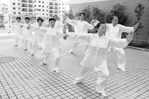 圖為退休老干部自發組織進行傳統的太極拳表演
