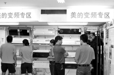 '></center><br />
<br />
　　記者日前從西安國美獲悉，國美集團(tuán)率先在行業(yè)推出三大服務(wù)舉措：組建空調(diào)專業(yè)顧問團(tuán)提供“一站式”服務(wù)；啟動“空調(diào)客戶關(guān)懷服務(wù)計劃”提供增值服務(wù)；推出“短信通”服務(wù)，為用戶提供個性化服務(wù)。據(jù)悉，國美這三項(xiàng)服務(wù)舉措將惠及百萬空調(diào)用戶。保證空調(diào)消費(fèi)者享受到愉悅的消費(fèi)體驗(yàn)和服務(wù)，國美呼叫中心提前啟動旺季應(yīng)對機(jī)制。據(jù)國美呼叫中心相關(guān)負(fù)責(zé)人表示，國美擁有精確到戶的客戶服務(wù)信息系統(tǒng)和完善的空調(diào)服務(wù)體系，其強(qiáng)大的自動識別系統(tǒng)，能快速鎖定消費(fèi)者完整資料，并率先實(shí)現(xiàn)了3秒快速響應(yīng)顧客需求，以全面、周到和親情的服務(wù)廣受消費(fèi)者好評。同時，近期國美專門組建了空調(diào)顧問團(tuán)，而顧問團(tuán)由國美呼叫中心星級顧問及資深顧問組成，他們非常了解相關(guān)空調(diào)知識，包括空調(diào)匹數(shù)與適用面積能效、功能、假性故障排除方法、清洗保養(yǎng)常識等專業(yè)知識，可為顧客提供從選購到送貨、安裝、使用、維修的全程服務(wù)。國美的客戶關(guān)懷工程將重點(diǎn)借助服務(wù)熱線向百萬空調(diào)新老用戶就空調(diào)使用、操作技巧、保養(yǎng)和清潔等方面進(jìn)行主動、免費(fèi)的關(guān)懷服務(wù)，同時對使用年限較長的空調(diào)進(jìn)行免費(fèi)檢測，消除消費(fèi)者的后患之憂。另外，國美推出了“短信通”服務(wù)，顧客來電或回訪通話結(jié)束后，家電顧問會根據(jù)消費(fèi)者需要，將相關(guān)信息以短信的形式發(fā)送到消費(fèi)者手機(jī)上，方便其保存、查詢。<br />
　　據(jù)陜西美的制冷產(chǎn)品銷售有限公司總經(jīng)理盧衛(wèi)生介紹，在能效標(biāo)準(zhǔn)升級和三大服務(wù)標(biāo)準(zhǔn)頒布的雙重推動下，服務(wù)大戰(zhàn)已成為家電廠商爭奪的重點(diǎn)，也代表著行業(yè)未來的發(fā)展方向。服務(wù)的完善基于企業(yè)的自信和強(qiáng)大的實(shí)力，許多專業(yè)大企業(yè)多年來始終堅持“自我完善、自我超越”，不斷提升服務(wù)標(biāo)準(zhǔn)，為消費(fèi)者創(chuàng)造更多的使用價值。<br />
　　中央空調(diào)市場的快速普及，引發(fā)了行業(yè)競爭日趨激烈，眾多中外品牌紛紛涉足中央空調(diào)領(lǐng)域，國產(chǎn)三大中央空調(diào)品牌更是風(fēng)頭強(qiáng)勁，服務(wù)全面升級。據(jù)記者獲悉，美的中央空調(diào)近日就率先在行業(yè)內(nèi)推出了“空氣能三年包修服務(wù)”，在中央空調(diào)領(lǐng)域掀起一場服務(wù)升級運(yùn)動，這也是繼美的中央空調(diào)推出免費(fèi)清洗服務(wù)之后而又一重大服務(wù)舉措。<br />
　　<b>內(nèi)涵延伸 占領(lǐng)制高點(diǎn)</b><br />
　　從“把價格做得更低一點(diǎn)”的價格大戰(zhàn)到“把網(wǎng)點(diǎn)鋪得更多一點(diǎn)”的渠道大戰(zhàn)，家電行業(yè)競爭如今進(jìn)入了“把服務(wù)做得好一點(diǎn)”的服務(wù)大戰(zhàn)。據(jù)中國家電維修協(xié)會日前提供的數(shù)據(jù)顯示，接受調(diào)查的用戶中對家電整體服務(wù)水平表示“非常滿意”的不到25%，對“不滿意”的調(diào)查顯示，其中質(zhì)量問題占34.48%，售后服務(wù)占56.53%，大部分都與維修相關(guān)。這就是對目前中國家電服務(wù)處境“尷尬”的一個最好注腳，這也是出臺空冰洗中央空調(diào)安裝、拆裝、拆洗標(biāo)準(zhǔn)的意義所在。<br />
　　西安空調(diào)業(yè)人士認(rèn)為，家電服務(wù)是一場沒有終點(diǎn)的持久戰(zhàn)，如果把家電市場的爭奪比作一場戰(zhàn)役，服務(wù)是再銷售的開始，銷售僅僅是一個開端，配送、安裝、維修等服務(wù)才是真正的“主戰(zhàn)場”。特別是隨著產(chǎn)品同質(zhì)化趨勢的加劇，服務(wù)組件成為各大空調(diào)企業(yè)競爭的焦點(diǎn)，直接關(guān)系到消費(fèi)者和經(jīng)銷商的口碑，關(guān)系到企業(yè)的生死存亡，空調(diào)龍頭廠商應(yīng)為此構(gòu)建完善的服務(wù)體系，從服務(wù)品質(zhì)上不斷提升用戶體驗(yàn)。<p align=