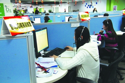 '></center><br />
　　<b>油煙擾民，社區根本無法“叫停”</b><br />
　　“我是一名基層居委會主任，南京為提升市民的幸福感和滿意度而推出的12345投訴平臺非常好，這也是檢驗我們每項工作的尺子。但根據最近的運行情況看，我很想提一個建議……”記者看到，這位社區主任的建議是：“12345”平臺接訴后應梳理分類，屬于條口部門的送條口部門處理解決，而不能所有工單都依據屬地往下發。<br />
　　比如玄武區唱經樓西街3號一位住戶反映，2008年西街一號樓下開了一家飯店，油煙污染嚴重影響住戶，期間區工商和環保局都接到居民的反映，但一直沒有處理結果。社區接到“12345”轉來的工單后，感到十分為難：“市民投訴飯店油煙擾民，社區接單后只能上門勸說引導，卻不能處罰取締，這樣的工單發到環保部門才是正舉。”<br />
　　這位主任再舉例道：市民投訴的主干道旁的配電箱、電信電纜箱等破損問題，也應由所屬部門管，而不能簡單地讓居委會一個一個單位找過去，“我們實在不知道這些箱子分別屬于哪個單位管，找起來像大海撈針。”<br />
　　這位主任希望“12345”接訴后對工單進行梳理分類。記者看到，該主任的意見發往市長信箱后，南京市監察局迅速回復：我們將按有關規定辦理，謝謝。這位社區主任告訴記者，他對辦理結果“基本滿意”。<br />
　　<b>電梯不停低層，老人出門“靠背”</b><br />
　　市民徐女士3月份向“12345”政府服務呼叫中心投訴自己位于丹鳳新寓小區兩部電梯運轉的難題，指出兩部電梯已不能滿足住戶需求。“人流量大，兩電梯用久了，擔心質量上出事故，向物業反映不管，希望政府解決電梯增設問題。”<br />
　　同樣是該小區的一位住戶，對電梯的運轉情況在兩個多月前就曾反映：2幢401住著83歲的張老，他老伴曾3次中風，行動不便。而這是一幢30層的高層建筑，為保障住在高層的業主順利乘坐電梯，開發商單方面將2-7層的電梯門封死。張老夫婦若想下樓，只能依靠子女背著上下，給生活帶來諸多不便。他們多次與物業和開發商協商未果，希望“12345”出面協調處理。<br />
　　唱經樓社區主任邵牙妹接到轉來的投訴工單后，多次與開發商協商，但社區既不屬于主管單位，又不是該小區物業管理公司的業務“合作伙伴”，誰會買他們的賬呢？記者昨天致電張老的兒媳婦獲悉，自今年元月14日投訴至今，兩位老人出入家門， 依舊是兒女在背著。“究竟該找哪個部門解決或投訴這個難題，我們怎么會知道呢？”張老的兒媳婦問記者。<br />
　　“無論是社區還是電梯管理方面，都給我打來了電話，他們征求我對電梯運轉投訴的處理意見，態度十分誠懇，無奈的是問題并沒有解決。”徐女士告訴記者，其實她當時給“12345”平臺投訴，是希望有關部門針對老小區電梯老舊的問題上，做出一個創造性或建設性的解決方案，哪怕經過業主大會討論通過，增設一部或兩部電梯。<br />
　　又如，今年2月2日傍晚，城東某社區突然接到“12345”轉來的一戶居民關于樓頂水箱破裂的投訴單。刻不容緩，社區主任立即打電話給市政部門，在無人接聽的情況下，主任喊來社區的水電維修工，兩人顫巍巍爬到樓頂上，水電工勉強搗鼓算是對付完成。<br />
　　“春節期間若發生泄漏或其他事故，我都不知道怎么向住戶交代！”這位社區主任回憶此事時依舊有些后怕。<br />
　　<b>“12345”的平臺對接能否再細膩些？</b><br />
　　記者同時采訪了12345政府服務呼叫中心。中心“班長臺”陳班長介紹，目前全市13個區縣、11個大型企事業單位和53個部委辦局建立了77個12345二級工作平臺，市級服務中心有60位接線員，他們在接到市民的咨詢類問題后，會在5個工作日內要求二級平臺給出答案；接到投訴建議后，將由有關部門在15個工作日內回復投訴人。<br />
　　其中更進一步的具體做法是，市級呼叫中心可以直接答復的，將在接到咨詢或投訴的同時予以當場解答；不能立即解答的，將約定二級平臺的相關責任人，與投訴人一道，進行三方通話解答；再不行的，再派發工單交給二級平臺處理。<br />
　　“如果出現轉錯的，比如應該轉到職能平臺卻轉給了基層的街道和社區的，將在15天內回饋到我們的服務中心，重新正確處理。”該平臺另一位工作人員也表示，轉交處理這些投訴時也難免會有錯漏。那么，“12345”今后在投訴的對接中，能不能再細膩一些？社區的建議會不會得到采納？本報將繼續關注。<p align=