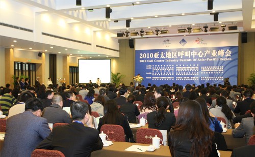 '></center><br />
　　<b>1.解決大量就業(yè)</b> <br />
　　呼叫中心產(chǎn)業(yè)基地具有人力資源密集的特性，可以吸納大量的高、中、低端學(xué)歷人員就業(yè)。調(diào)查顯示，每個呼叫中心坐席可帶動3-5個相關(guān)就業(yè)崗位。 <br />
　　<b>2.提供專業(yè)的呼叫中心外包服務(wù)平臺 </b><br />
　　專業(yè)機(jī)構(gòu)預(yù)測，由于建立專業(yè)呼叫中心需要投入的資金巨大，中國大多數(shù)需要專業(yè)呼叫中心的企業(yè)將采用外包的方式來開展本公司的呼叫中心業(yè)務(wù)。當(dāng)專業(yè)的外包式呼叫中心發(fā)展成為一種趨勢，呼叫中心基地應(yīng)運(yùn)而生。 <br />
　　總經(jīng)理趙海燕說：服務(wù)民生，需要為百姓做實事。促進(jìn)就業(yè)，保障民生是綠色聲谷，也是呼叫中心產(chǎn)業(yè)奉獻(xiàn)給杭州城市的最好禮物。 <br />
　　在世界500強(qiáng)中，90%的企業(yè)利用外包呼叫中心。中國的呼叫中心外包市場近幾年一直保持25%的增長速度。政府呼叫中心的在整個呼叫市場的市場占有率是十分低，大約是占8%。從發(fā)展規(guī)模來看，政府應(yīng)用將成為發(fā)展速度最快的行業(yè)，包括水、電、燃?xì)夤彩聵I(yè)都紛紛提供呼叫中心的服務(wù)組織機(jī)構(gòu)主要是社區(qū)服務(wù)和應(yīng)急系統(tǒng)，更多的社會基礎(chǔ)性的行業(yè)將引入呼叫中心，健康管理、醫(yī)療救助、心理咨詢、弱勢群體關(guān)懷、法律咨詢更多帶有公益色彩的呼叫中心將出現(xiàn)。<br />
　　趙海燕先生所描繪的美好前景，讓我們一同期待。<p align=