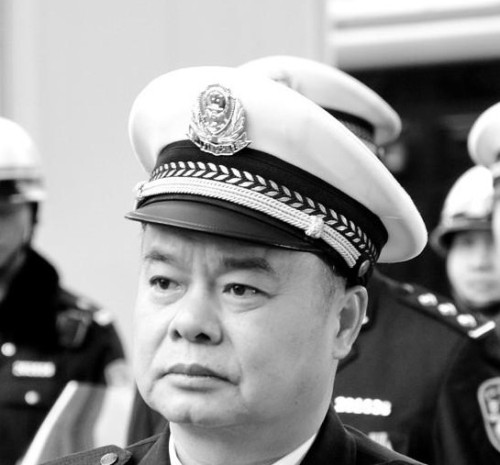 '></center><br />
　　與此同時，廈門的汽車將繼續增長。由此帶來的人、車、路矛盾將越發突出，道路交通管理的任務更加繁重，壓力更大，對管理部門水平形成嚴峻考驗。<br />
　　導報記者：在預防道路交通事故方面，交警部門將如何保障道路交通安全？去年，海峽導報發起“小車禍大堵車”報道，對于輕微交通事故，交警部門將從哪些方面提升小事故的處理速度？<br />
　　梁鷺生：全面提升道路交通事故預防水平，實現道路交通安全態勢平穩過渡，是我們道路交通管理工作的最終目標。<br />
　　今年，交警部門將創新多元化的道路交通安全社會管理機制，加強對重點車輛、重點駕駛人的管理，完善駕駛人培訓和考試機制，排查治理道路交通安全隱患，對道路交通事故進行預防研判，打擊嚴重的道路交通違法行為，如超速超載、酒后駕駛等，健全重特大道路交通事故的應急救援機制。<br />
　　其中，將聯合相關部門，力爭2011年至2012年，分二至三期，建設15到18個車輛超限超載自動檢測抓拍系統，24小時全天候監控貨車。<br />
　　在輕微交通事故上，將加大宣傳力度，繼續簡化執法環節，增加“道路交通事故自行協商記錄單”發放渠道，完善“彩信通”平臺。對民警落實“輕微道路交通事故快速處理”情況進行通報、考核，加大力度對道路交通事故肇事者的違法行為做出處罰。推進道路事故施救多元化，擴大施救力量，提高道路交通事故現場施救率；會同有關部門，完善保險理賠服務中心便民措施。<br />
　　<b>緩解火車站、SM堵車</b><br />
　　導報記者：“十二五”開局之年，一系列工程開建，今年1月份，全市有126個項目同時啟動，它們是否會對項目周邊的交通產生影響？在工程建設和車輛迅速增加的情況下，交警部門如何“解堵”？<br />
　　梁鷺生：面對交通需求快速增長，人、車、路矛盾日益突出，必須科學決策、綜合施策、排堵保暢。<br />
　　交警部門將積極介入道路交通管理前瞻性調研工作。結合當前道路交通熱點、難點問題，以廈門市地下空間利用、島外新城路網及功能定位、廈門島第二東西通道交通布局、高崎火車站、廈門北站、枋湖長途汽車站等重大交通樞紐為重點，開展交通組織研究，主動與規劃和建設單位對接，實現開發建設項目與未來交通組織有效銜接。<br />
　　繼續優化道路交通組織。積極開展貨運車輛的交通組織管理、人行二次過街設施建設、交通指引系統規劃、交通擁堵點段改造等項目，緩解道路不暢，如火車站、SM商城周邊等路段交通擁堵問題；加強施工路段監管疏導，進一步完善施工審批流程，減少道路施工對道路交通的影響；完善節假日期間重點區域昨臨時性道路交通組織，嚴防發生長時間、大面積交通擁堵現象。<br />
　　<b>打造廈門“車聯網”</b><br />
　　梁鷺生：今年交警將推進智能化交通管控平臺開發整合工作。更新、增建探頭，依托戶外交通誘導提示屏、廣播媒體、門戶網站、手機等多種信息化載體，在全市范圍內建立實時動態交通誘導發布系統。<br />
　　增加電子警察裝備，加大力度對超速、闖紅燈、不按道行駛監控抓拍，力爭在全市主要交通路口設置大型監控探頭。<br />
　　加速建設 “車聯網”，重點推進道路交通信息射頻技術的應用；拓寬警務通功能，力爭掌上移動道路交通事故處理系統盡早開發使用；完善交警罰款收繳管理平臺，拓寬繳款渠道，開發網上銀行、電視繳款等方式，方便群眾。<br />
　　建設廈門交警便民服務呼叫中心（一期），建立集申辯、投訴、咨詢、服務、辦理、交流于一身的便民服務呼叫中心，在警民之間搭建起暢通的交流平臺。<br />
　　<b>違規車輛實行通報制度</b><br />
　　導報記者：由中央文明辦、公安部實施部署的“文明交通行動計劃”持續三年，2011年是第二年，廈門交警將采取哪些主要舉措，讓更多人養成文明交通的習慣？<br />
　　梁鷺生：交警今年將大力整治交通陋習，采取現場處罰與監控抓拍相結合的方式，著力解決機動車隨意變更車道、不按導向行駛、輕微事故不快速處理妨礙通行等交通陋習。<br />
　　完善交通文明指數測評考核辦法。利用創建全國文明城市平臺，推動相關部門進一步完善文明單位交通評價考核辦法，并通過媒體公布得分和排名。完善“廈門市機關單位車輛查詢系統”建設，實行機關單位和文明單位車輛違法定期通報制度；積極協調紀檢、監察等部門，進一步完善公務員、黨政機關工作人員酒后駕駛等嚴重道路交通違法行為抄告制度。<br />
　　<b>市民問局長</b><br />
　　林先生：現在廈門的車越來越多，停車場卻不夠，停車難如何破解？<br />
　　梁鷺生：今年將配合有關部門，繼續推進停車場規劃、建設和機制的完善，通過停車收費等綜合管理，規范停車秩序，提高停車設施利用率。推動規劃、交通等部門，進一步改善貨運車輛停車場，自駕車、旅游車、外來車輛換乘停車場條件，減少中心城市停車壓力。<br />
　　蘇先生：電動自行車太討厭了，經常在路上亂竄，逆向行駛，一定得好好治治它們。<br />
　　梁鷺生：今年將繼續加強對電動自行車、摩的、電動摩托車的管理。對于電動自行車違規進入禁行區域、違法行駛，在進行宣傳的同時，加大整治力度，引導駕駛人遵規守法。<br />
　　廖小姐：仙岳路高架橋原來大貨車很多，今年限貨以后，大貨車少了，但還是有一些“漏網之魚”。<br />
　　王先生：動車開通以后，火車站附近車輛很多，聽說很快又要改造，到時肯定又會更堵，怎么解決？<br />
　　梁鷺生：交警部門將根據火車站的改造，充分研判周邊交通狀況，制定周密的交通組織，對車流量進行分流，在時段和區域上采取管制措施，調整公交、社會車輛的停放，梳理并完善廈禾路和蓮前路的調頭區，疏導交通。<p align=