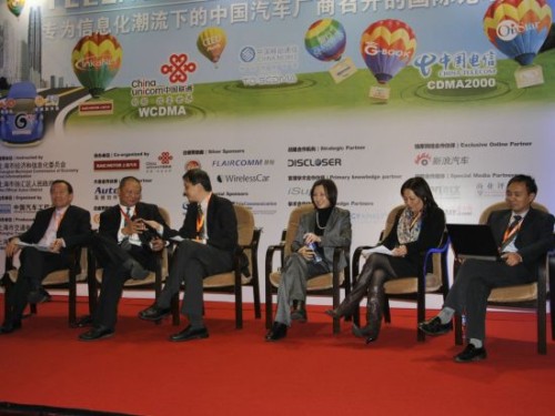 '></center><br />
　　周頻：我們希望今天下午的這個互動研討也能夠碰出很多的火花出來，可以讓在場的嘉賓受到很多的啟發(fā)，我想在他們就坐的過程當(dāng)中，我講一個事情，上個星期正好參加了寶馬公司贊助的一個論壇，在這個論壇上面我聽到攜程訂酒店和機票這樣一個公司的老總，他介紹了一組數(shù)字，而這組數(shù)字恰好和我們呼叫中心圓桌討論非常相關(guān)，他說他們呼叫中心有6000個話務(wù)員，可能比在座很多呼叫中心大很多。這6000個話務(wù)員每天可以接到很多服務(wù)的請求，然后在訂酒店和機票的比例，現(xiàn)在是60%是呼叫中心提供服務(wù)，40%是互聯(lián)網(wǎng)提供服務(wù)，像攜程的話，可以打呼叫中心訂購酒店機票，或者打互聯(lián)網(wǎng)訂購酒店機票，這個里面就是60%就是呼叫中心，40%是通過互聯(lián)網(wǎng)訂購，這60%最初不是60%的，是從80%降到60%。很有意思的就是攜程提供一種渡假服務(wù)，就是選擇時間段，酒店和機票一整套東西提供給用戶。渡假服務(wù)的比例是倒過來的，70%是互聯(lián)網(wǎng)實現(xiàn)的，30%是呼叫中心實現(xiàn)的，攜程的老總告訴我們說，像渡假這種產(chǎn)品你需要用戶自己去做很多個性化的調(diào)整，這個是通過互聯(lián)網(wǎng)來做方便了很多，而呼叫中心比較麻煩。這個可以給我們不少啟示，更加重要的一點就是我當(dāng)時問了他一個問題，40%互聯(lián)網(wǎng)，這個里面有多少包括移動互聯(lián)網(wǎng)，有沒有通過手機實現(xiàn)這個服務(wù)？他告訴我我說攜程最近不到一個月剛剛推出了手機客戶端，在Iphone的中端上，一個星期下載了10萬次，他預(yù)計這樣的應(yīng)用，最初可能呼叫中心占主體，然后呼叫中心使用的份額在下降，然后互聯(lián)網(wǎng)在上升，互聯(lián)網(wǎng)當(dāng)中通過手機來獲得服務(wù)的比例又會快速的上升，這是我上周聽到的，感到非常有感觸，攜程有6000個話務(wù)員也在提供服務(wù)。會給我們一些啟示，這個就是在之前先拋出來一個可以供大家思考。<br />
　　那么今天我們一個非常陣容強大的五位嘉賓，其中萬總今天上午展現(xiàn)過了，下面幾位嘉賓比較重量級，就不浪費時間讓你們介紹自己了，就首先切入話題，我是希望七個問題過完之后，我們有時間可以互動一下。第一個問題中國消費者最愛使用哪些呼叫中心相關(guān)服務(wù)？遠(yuǎn)程目的地設(shè)置的頻率怎么樣的？那么這個問題我想請朱文利先生和萬總回答一下。朱總每天知道呼叫中心大家用哪些服務(wù)，能不能跟大家分享一下？<br />
　　朱文利：我先申明一下，因為我知道下面有很多是我們的合作伙伴，有的是前莊，有的是后莊，我想跟大家分享這個數(shù)據(jù)，是一個通用的數(shù)據(jù)，我們把前莊和后莊一起說了，我并沒有違反跟你們的保密協(xié)議，就是這樣的，從我們的經(jīng)驗來看，中國的用戶對于Telematics服務(wù)的內(nèi)容用的最多還是遠(yuǎn)程目的地設(shè)置，其次是新興需求的天氣預(yù)報，當(dāng)然了如果發(fā)生了一些路邊救援的情況，就是100%進(jìn)行請求。<br />
　　遠(yuǎn)程目的地設(shè)置的要求比例已經(jīng)到了78%，大概是這樣一個樣子，那它的使用頻度平均來說前莊和后莊的用戶每人每月4次，甚至以上，謝謝。<br />
　　周頻：請萬總回答一下。<br />
　　萬新宇：我這邊的數(shù)據(jù)可能跟朱總那邊有一些差異，我們是這樣來分的，我首先最大類的就是國家定位服務(wù)，這個比較多的就是他查詢車的位置，這個是一個。最近最明顯的就是酒后代駕，公安局查酒駕車比較嚴(yán)，我們開通了有酒后代駕服務(wù)，這個在猛增，跟車輛報警，車輛查詢位置，跟開車門，鎖車門，跟位置相關(guān)的這些，我們大概占了接近70%。<br />
　　然后剩下的就是信息，一個就是咨詢，一個就是問路，經(jīng)常會有一些問路，咨詢。問一些有關(guān)天氣諸如此類的問題，問一下酒店等等，然后這個大概占10%，一鍵導(dǎo)航占10%，其他就是雜七雜八的，要求送油的，要求搭電的，就是要求各種各樣的，因為我們實際上已經(jīng)把現(xiàn)在所謂Telematics有些服務(wù)延伸了，我們有時候把自己定義為我就是和這個結(jié)合的汽車俱樂部，有很多跟車生活相關(guān)的落地服務(wù)，這個導(dǎo)致了我們很多相關(guān)的服務(wù)，用戶咨詢這種東西也是非常多，大致就是這樣的分類，各種各樣這種比較多，不能太嚴(yán)格的來做分類，謝謝。<br />
　　周頻：那既然中國消費者在賽格表現(xiàn)出來最喜歡的這些服務(wù)，我問一下，這些最喜愛的服務(wù)，目前對于服務(wù)體驗的感覺怎么樣？滿意度情況怎么樣？<br />
　　萬新宇：我覺得最容易說明的就是用這樣一個數(shù)字來說，我的離網(wǎng)率比較低，可能比有些運營商離網(wǎng)率低，這樣來說用戶的滿意度比較高的。<br />
　　周頻：這個問題就把話筒給朱總了，我不知道萬總指的是哪一個運營商？<br />
　　萬新宇：不是指他們。<br />
　　朱文利：萬總和我們是老朋友了，我們在十年之前跟萬總這些公司在GPS一起戰(zhàn)斗了十年，我們也是戰(zhàn)友了，彼此之間非常敬重的，也是值得每一位老的，新的加入這個行業(yè)的同志理解，說到我們的服務(wù)，我們不一樣的就是毒理的第三方的TSP，我們的委托方包括日本豐田，我們的服務(wù)怎么樣？我覺得還是由他們來說最好了。我自己不說了，如果大家想了解的話，歡迎大家來用我們的業(yè)務(wù)。<p align=