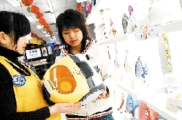 '></center><br />
　　<b>百元過冬小家電溫情巨獻</b><br />
　　目前，北方大部分地區暫時還沒有開始供暖，電暖器等成為取暖首選；當北方地區開始供暖后，室溫增高室內干燥，消費者對加濕器的需求增加。加上冬季又是傳統養生進補的最佳時機，豆漿機、電磁爐等廚衛小家電的銷量也大幅上升。<br />
　　據了解，早在霜降之前，永樂就將各類過冬小家電作為市場主推，并聯合廠商推出全品類小家電，包括廠商新品。永樂電器賣場促銷員說：“今年取暖家電外觀相比去年更時尚，多采用液晶觸摸屏，在顏色、材料方面也有突破，不僅家電材料更高科技化、功能更豐富，更重要的是，價格從100元到1000元不等，適合不同消費者需求。”<br />
　　<b>精品廚衛集中上市</b><br />
　　冬季是傳統養生進補的最佳時機，因此設計精良的廚衛家電產品需求大增。<br />
　　“兩類消費人群的需求有著細微的差別”。永樂電器廚衛負責人說，“二次消費因為多是產品更新換代，所以會更注重產品的功能性、設計的便利性和外觀的精美性，對服務的要求也比較高。如‘嵌入式’油煙機、灶具增加了觸摸屏、電子遙控等功能，智能化趨勢更加明顯，有些產品還增加了放置微波爐、烤爐等小家電的空間，設計更加人性化。”<br />
　　在服務上，永樂聯合廠商共推產品優質服務，如在永樂購買海爾廚衛產品可享受10年免費包修，選購櫻花廚衛不僅可以“永久免費安全檢查”、而且還將享受到“永久免費送油網”的服務。<br />
　　同時，永樂還通過呼叫中心開辟了小家電咨詢通道。消費者不僅可以咨詢賣場促銷活動，還可以將對小家電的需求、心理價格段告知永樂家電顧問，家電顧問會根據需求，為消費者提供專業的選購建議。消費者也可以電話預約，拿到預約號后，選擇一個合適的時間就近去永樂門店選購。<p align=