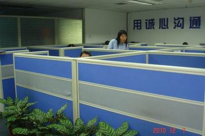 '></center><br />
　　1、中心主任或值班經理每小時一次“走動管理”，主動協助處理座席代表記錄下來的重點和疑難問題，使座席代表的緊張心理壓力得到調整和釋放。<br />
　　2、值班中座席代表出現語氣不耐煩或語音語調過高，客服中心主任或值班經理則會立即通過飛信傳遞一個微笑符號或一句溫情提示，雖“無聲無息”，卻起到了很好的效果。<p align=