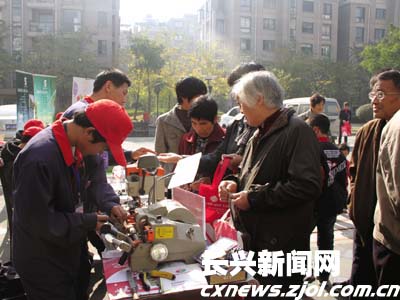 '></center><br />　　據了解，長興縣社會發展服務中心投資200萬元建立的電話（6518890）與網絡整合的呼叫平臺即將正式開通。它是一個專門為千家萬戶提供生活服務的公益平臺。<p align=