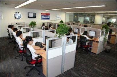 '></center></center>
　　專業團隊提供高效服務 
　　在安聯全球救援呼叫中心，BMW擁有一個42人的專屬服務團隊，包括2名負責人和40名客服人員。這40名客服人員里，有24人專門負責接聽車主電話、記錄車主相關事故情況和需求，另外16人則負責與經銷商或是拖車公司溝通。 
　　該呼叫中心能在全國1000多個城市提供救援服務，合作拖車供應商達到2800多家。他們總是爭取以最快的速度為車主解決問題，竭力將車主不愉快的旅途經歷轉化成愉悅的寶馬品牌服務體驗。 
　　根據安聯全球救援寶馬組負責人介紹，一般情況下，每天大約接到800個客戶來電，春節期間一天最高達到2000多個客戶來電。數據顯示，2011年專屬團隊成立以來，已經累計受理了約110,000多個案件，約260,000多個客戶來電，平均每月受理約20,000個客戶來電。 
　　記者在采訪時還看到，安聯全球救援寶馬專屬客服團隊所在的辦公區域裝置了信息顯示牌，即時顯示客戶撥進電話的狀態，如果信息顯示牌上方數值是100，下方數值為0，這就代表為零等待，客服人員能夠第一時間與客戶連通電話，為客戶提供幫助。此外，呼叫中心還能實現信息實時更新，比如寶馬新增的經銷商，都能實時地在呼叫中心系統中實時顯示，以便客服人員能提供到最近的經銷商提供救援服務。 
　　一個號碼 傳遞關愛 
　　無論是事故救援，還是道路救援，寶馬車主只需要記住同一個號碼：400-812-9999，專業的客服人員都能夠在第一時間為客戶提供一致、專業、完善的處理建議，包括指導報警、聯系救援服務等。 
　　秉承BMW全新售后服務戰略“關愛”理念，呼叫中心客服團隊會根據不同時間段靈活安排客服人員，比如在周一至周五早晚高峰期間相應增加客服人員坐席數，在春節等節假日期間安排客服人員值班，為車主假日出行提供保障。 
　　此外，針對寶馬組客服人員，不僅有為期3周的入職培訓，內容包含系統操作、客戶應對技巧，寶馬品牌文化等；寶馬還會定期安排專業人員進行培訓，如針對寶馬新車型的專門培訓；同時寶馬也會要求客服人員參與相關的寶馬內部培訓，使客服人員能第一時間了解寶馬針對客戶的新政策、流程和新服務，熟悉寶馬各個車型，并且在日常服務中傳承寶馬的品牌文化。<p align=